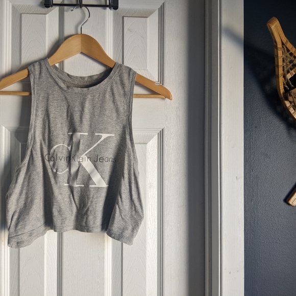FREE with purchase 🤩 Calvin Klein grey crop top - Picture 2 of 8
